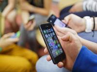 青少年一天花多少时间在手机？调查显示：至少50%